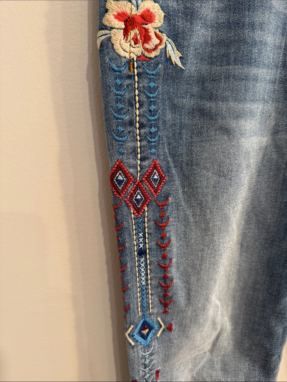 Driftwood Jackie skinny, stretchy floral embroidered frayed hem jeans Size 28 - Picture 3 of 14